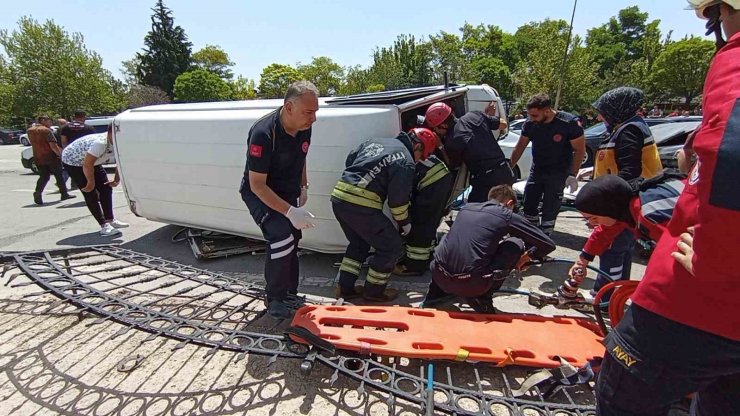 Kontrolden çıkan minibüs karşı şeride geçip araçlara çarptı: 1 ölü, 5 yaralı