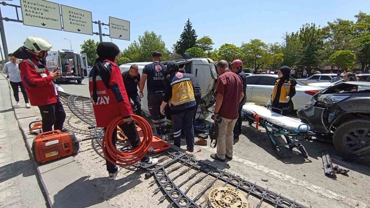 Kontrolden çıkan minibüs karşı şeride geçip araçlara çarptı: 1 ölü, 5 yaralı