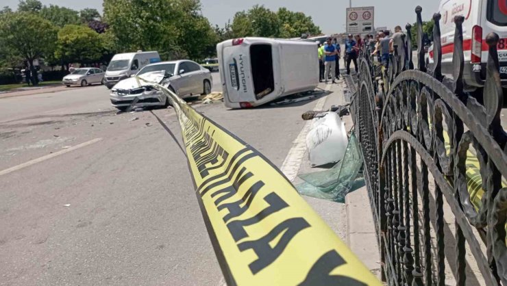 Kontrolden çıkan minibüs karşı şeride geçip araçlara çarptı: 1 ölü, 5 yaralı