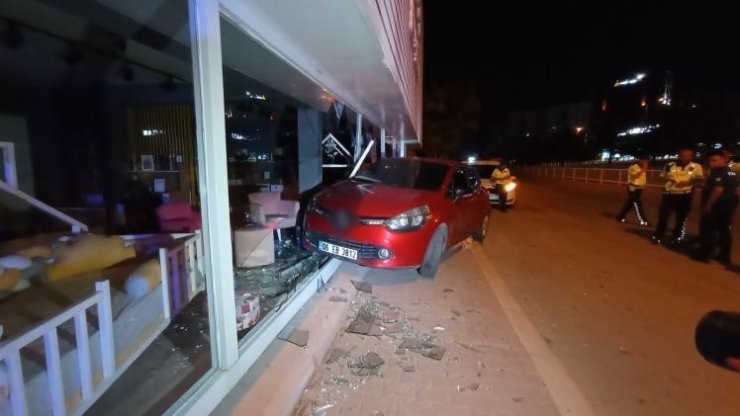 Direksiyonda sızdı, otomobiliyle dükkana daldı: O anlar kamerada