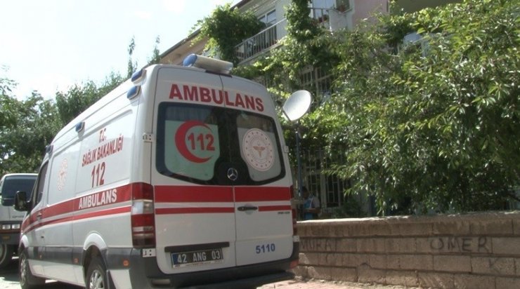 Haber alınamayan yaşlı çifte ulaşmak polis apartmana tırmandı