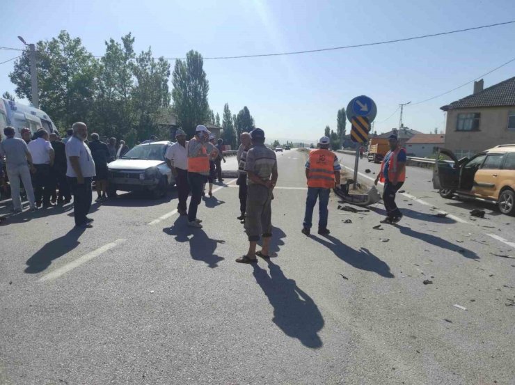 Konya’da hafif ticari araçla otomobil çarpıştı: 1 ölü, 1 yaralı