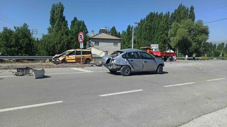 Konya’da hafif ticari araçla otomobil çarpıştı: 1 ölü, 1 yaralı