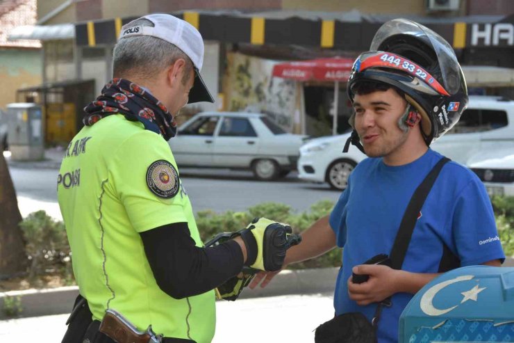 Kaskını başına değil, motosikletine takan sürücünün savunması pes dedirtti