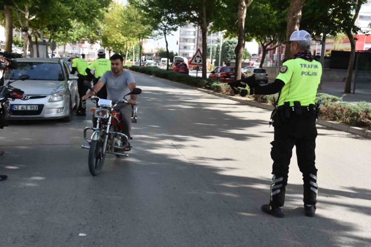 Kaskını başına değil, motosikletine takan sürücünün savunması pes dedirtti