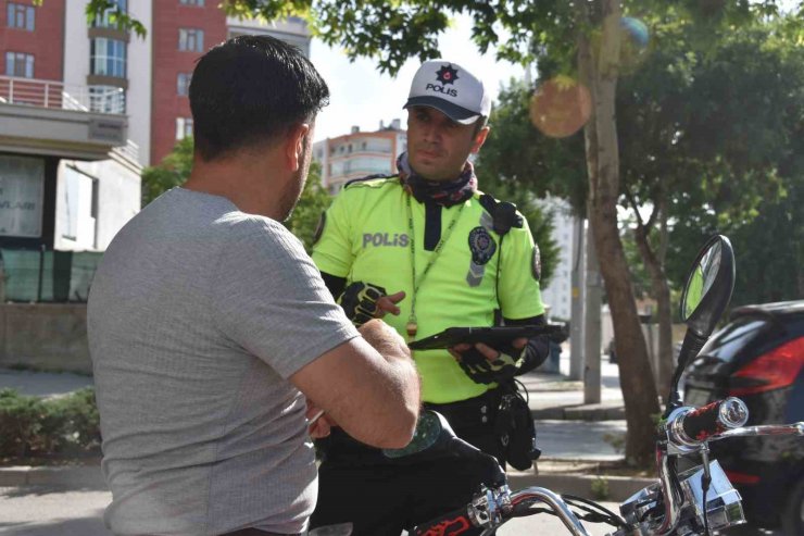 Kaskını başına değil, motosikletine takan sürücünün savunması pes dedirtti