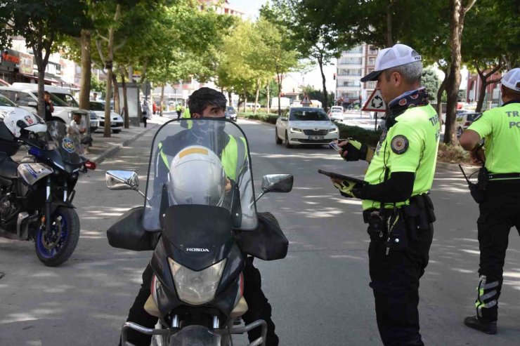 Kaskını başına değil, motosikletine takan sürücünün savunması pes dedirtti