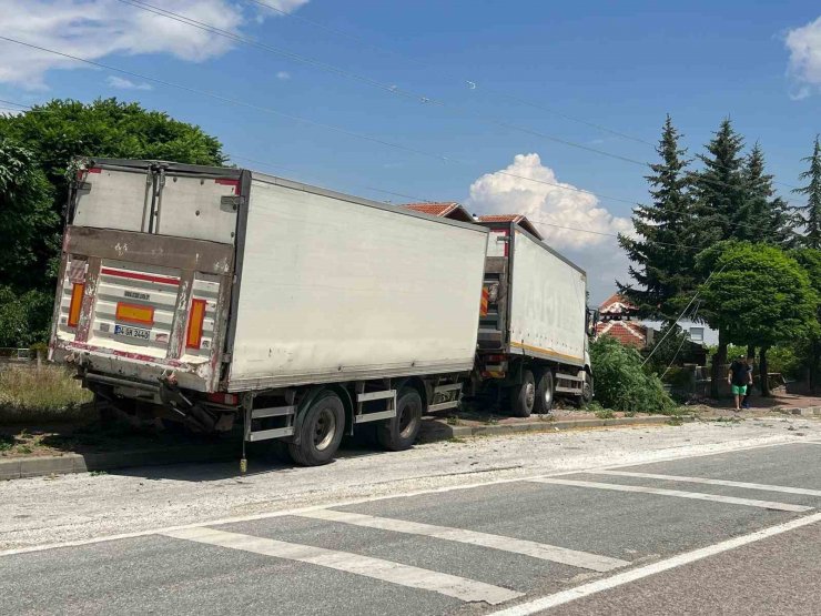 Freni boşalan römorklu kamyon önce ağaca, sonra elektrik diğerine çarptı