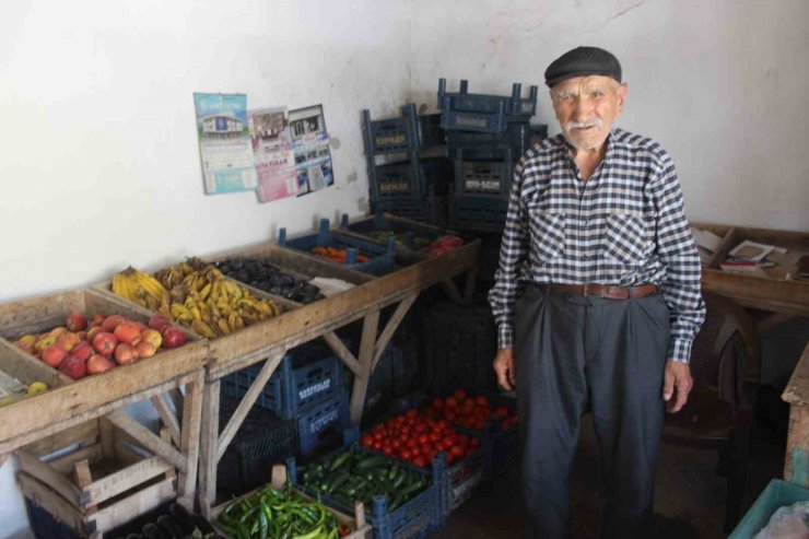 İlerlemiş yaşına rağmen manavlık yaparak gençlere örnek oluyor