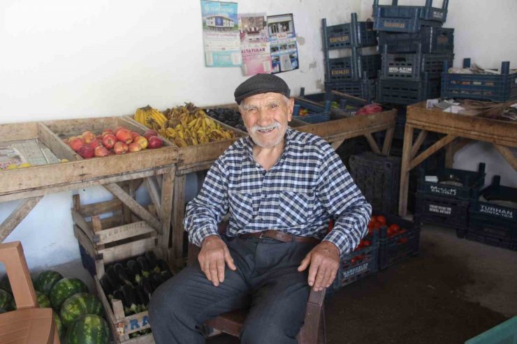 İlerlemiş yaşına rağmen manavlık yaparak gençlere örnek oluyor