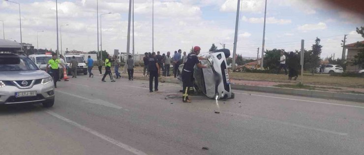 Kavşakta çarpışan otomobillerden biri takla attı: 1’i ağır 3 yaralı