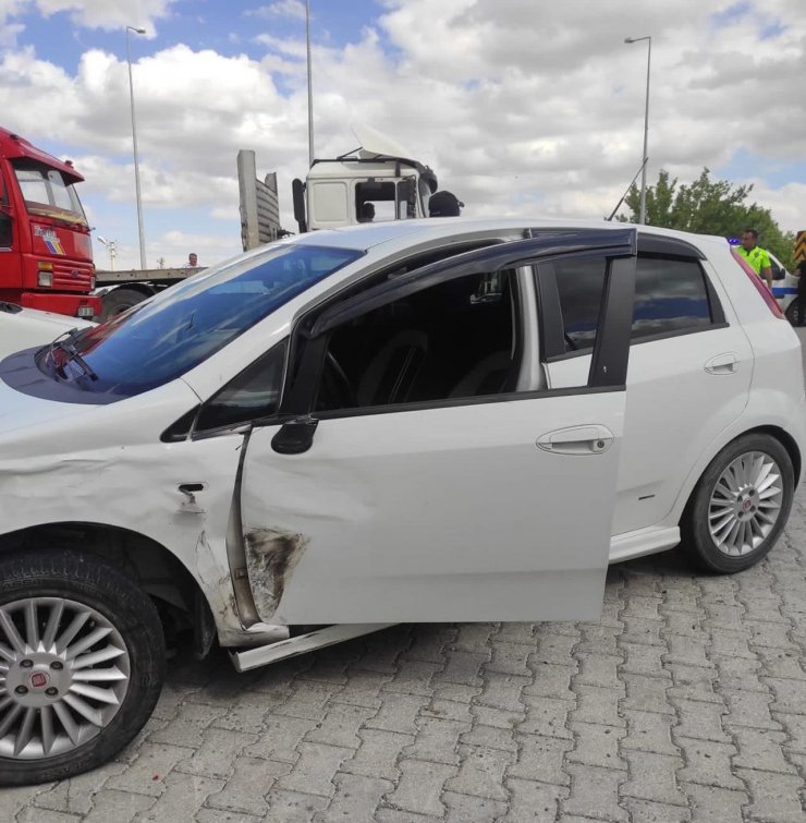 Kavşakta çarpışan otomobillerden biri takla attı: 1’i ağır 3 yaralı