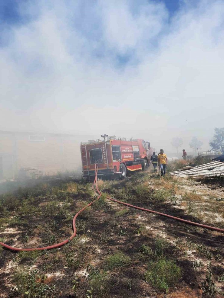 Konya’da 30 ton saman balyası yandı