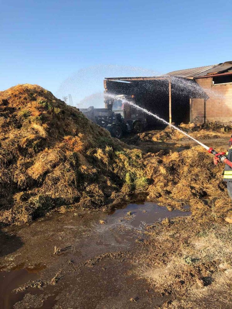 Konya’da 30 ton saman balyası yandı