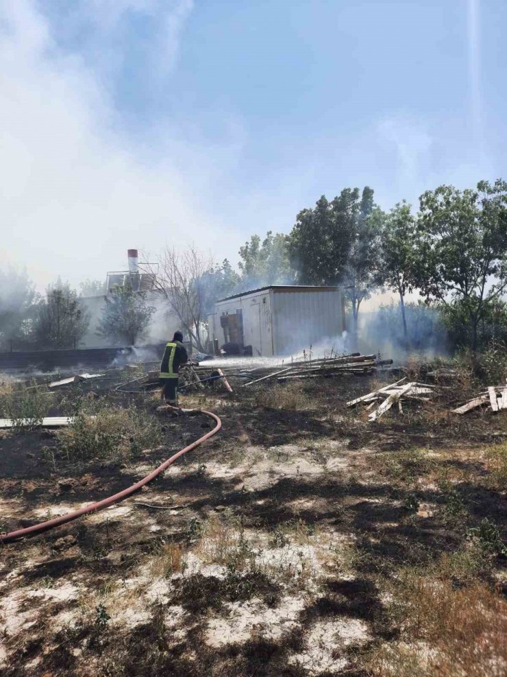 Konya’da 30 ton saman balyası yandı