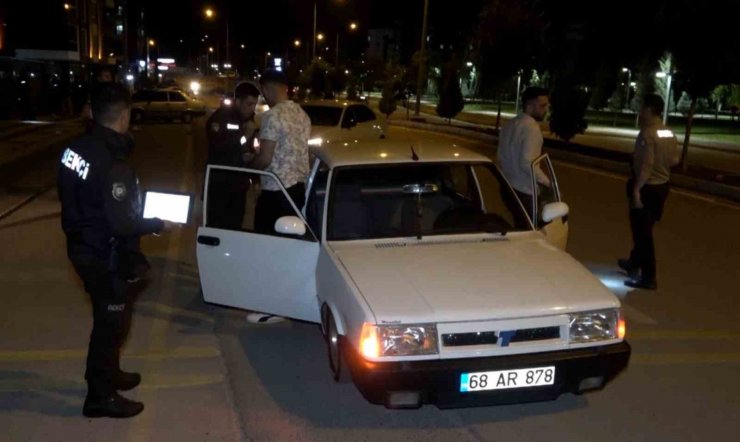 Aksaray’da polis şok uygulamalarla olumsuzluğa geçit vermiyor