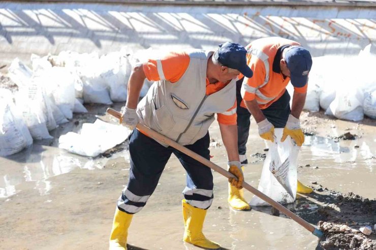 Çöplüğe dönen Uluırmak kanalı belediye tarafından temizleniyor