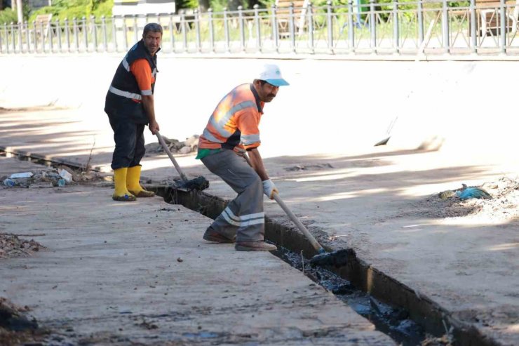 Çöplüğe dönen Uluırmak kanalı belediye tarafından temizleniyor