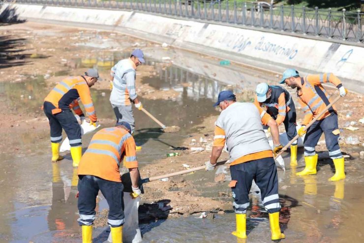 Çöplüğe dönen Uluırmak kanalı belediye tarafından temizleniyor