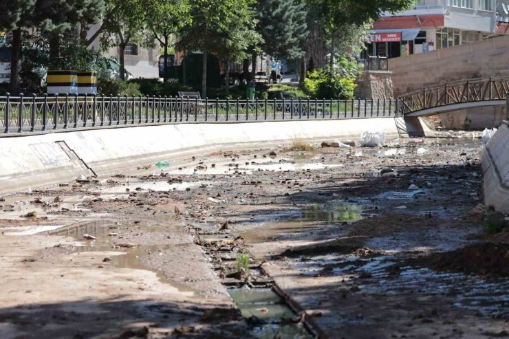 Çöplüğe dönen Uluırmak kanalı belediye tarafından temizleniyor