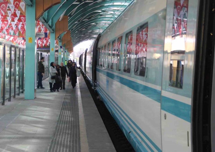 Yüksek Hızlı Tren ile Sivas’a insan akını yaşandı