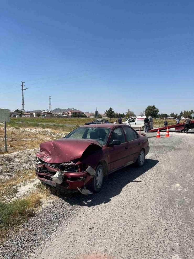 Konya’da 2 otomobil çarpıştı: 3 yaralı