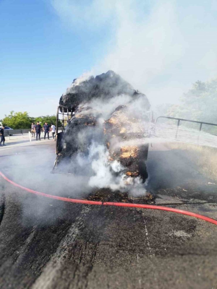 Ereğli’de saman yüklü kamyonet yandı