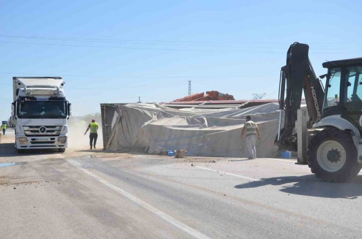 Kontrolden çıkan tır devrildi, sürücü yaralandı