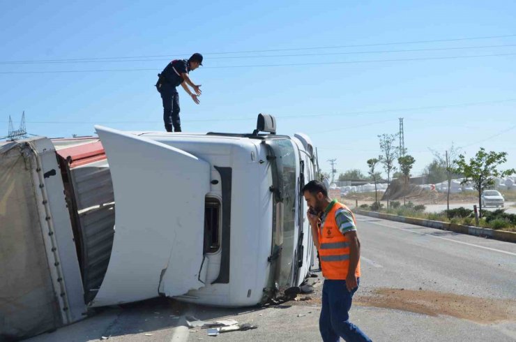 Kontrolden çıkan tır devrildi, sürücü yaralandı