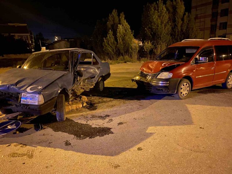 Konya’da 2 araç çarpıştı: 2 yaralı