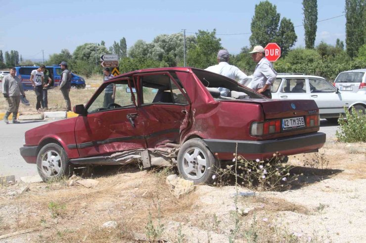 Konya’da 2 otomobil çarpıştı: 3 yaralı