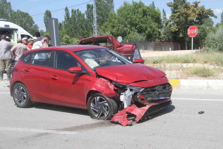 Konya’da 2 otomobil çarpıştı: 3 yaralı