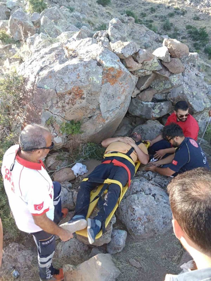 Gezmeye çıktığı dağda mahsur kalan kişi askeri helikopterle kurtarıldı