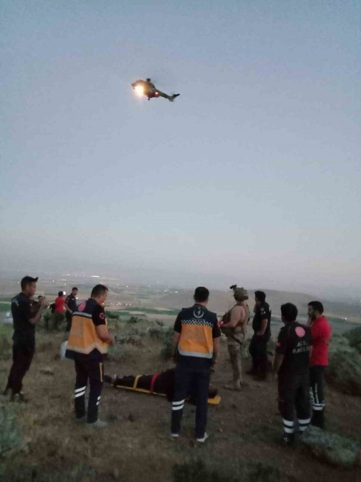 Gezmeye çıktığı dağda mahsur kalan kişi askeri helikopterle kurtarıldı