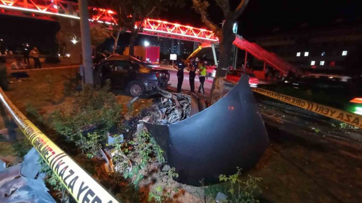 16 yaşındaki sürücü otomobil ile makas atarken ağaca çarptı: 3 yaralı