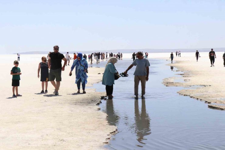 Tuz Gölü’nde yürüme turizmi sahilleri aratmıyor