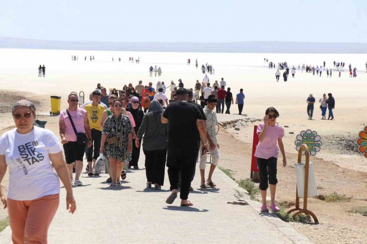 Tuz Gölü’nde yürüme turizmi sahilleri aratmıyor