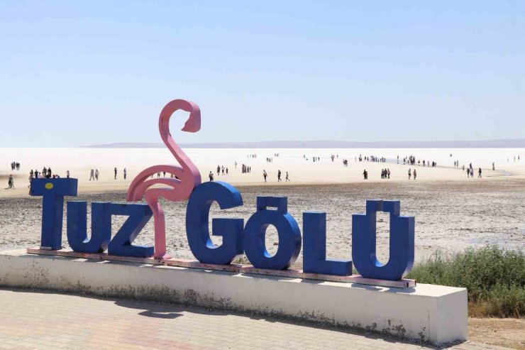 Tuz Gölü’nde yürüme turizmi sahilleri aratmıyor