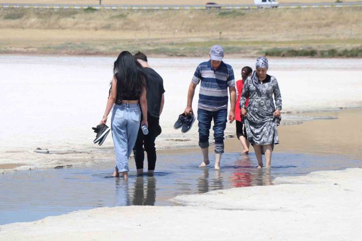 Tuz Gölü’nde yürüme turizmi sahilleri aratmıyor