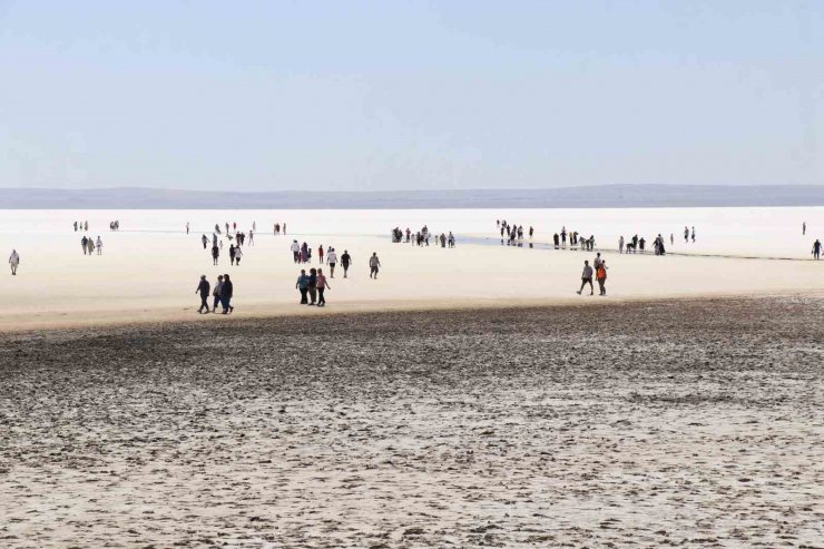 Tuz Gölü’nde yürüme turizmi sahilleri aratmıyor