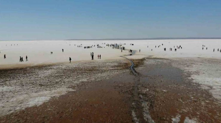 Tuz Gölü’nde yürüme turizmi sahilleri aratmıyor