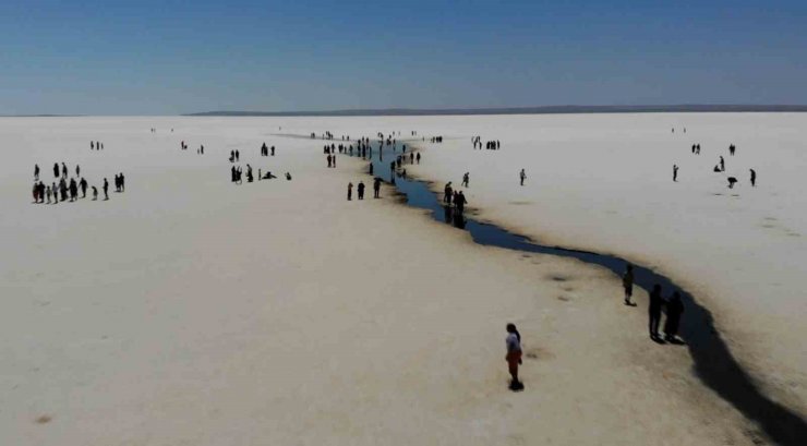 Tuz Gölü’nde yürüme turizmi sahilleri aratmıyor