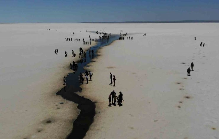 Tuz Gölü’nde yürüme turizmi sahilleri aratmıyor