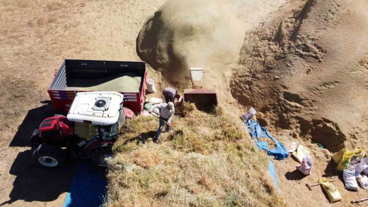 Yozgat’ta yeşil mercimek hasadı sonrası çiftçilerin saman mesaisi