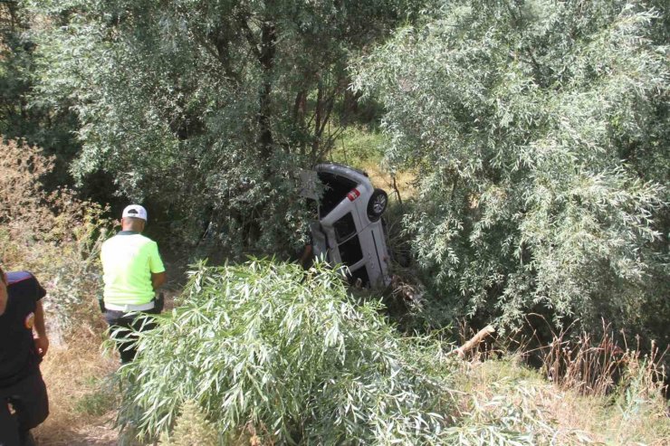 Hafif ticari araç dereye uçtu: 3 yaralı