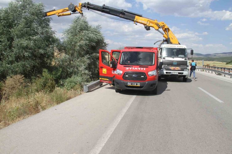 Hafif ticari araç dereye uçtu: 3 yaralı