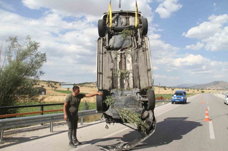 Hafif ticari araç dereye uçtu: 3 yaralı