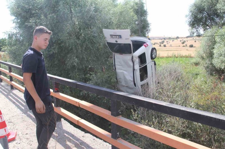 Hafif ticari araç dereye uçtu: 3 yaralı