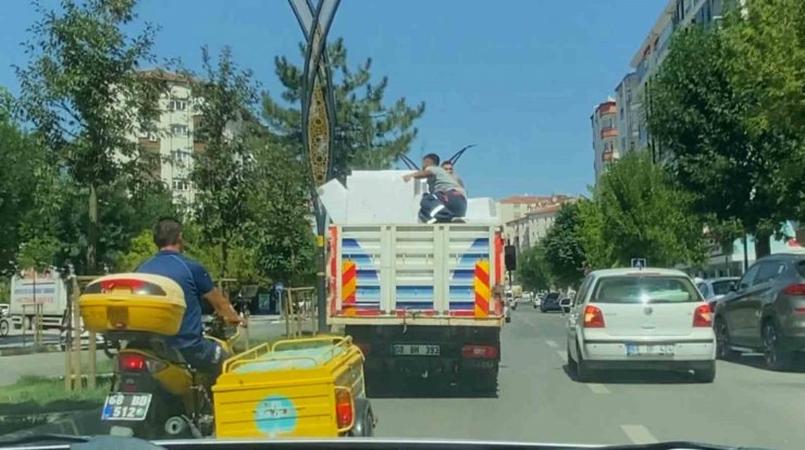 Aksaray’da kamyonet kasasında tehlikeli yolculuk