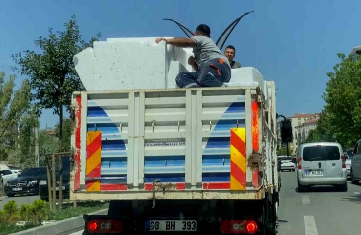 Aksaray’da kamyonet kasasında tehlikeli yolculuk